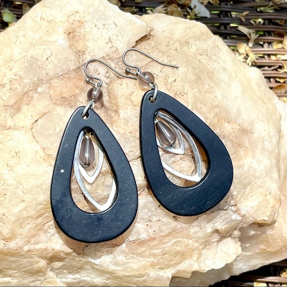 Vintage ebony wood long teardrop, metal and bead earrings - Picture 3 of 3